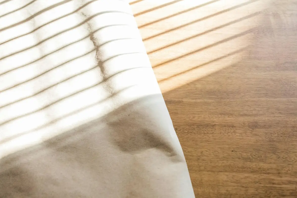 Weiße Tischdecke auf einem alten Holztisch